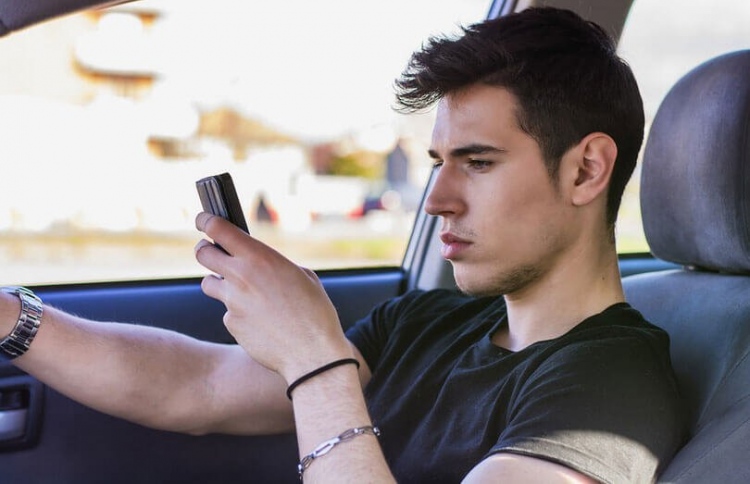 އުމުރުން 21 އަހަރުން ދަށަށް ފޯން މަނާކުރަން ބިލެއް