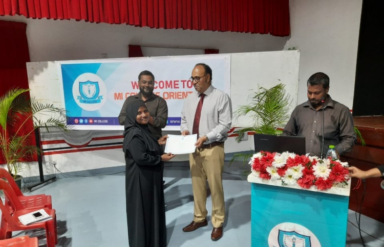 މައި ކޮލެޖުގެ ދަރިވަރުންނަށް ސްކޮލާޝިޕް ދީފި