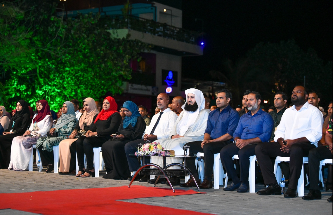 މާލެ: ޖެނުއަރީ 14، 2020: މަޝްހޫރު ދީނީ އިލްމުވެރިޔާ މުފްތީ މެންކް ރާއްޖެއަށް ކުރައްވަމުން ގެންދަވާ ދަތުރުފުޅުގައި މިރޭ އަލިމަސް ކާނިވާ ސްޓޭޖުގައި ދެއްވި ދީނީ ދަރުސްގެ ތެރެއިން.--- ފޮޓޯ: ހުސައިން ވަހީދު/މިހާރު