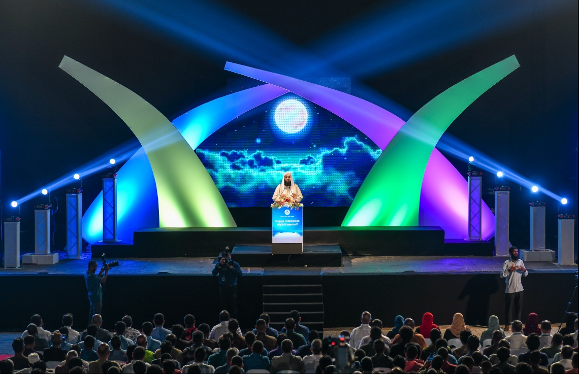 މާލެ: ޖެނުއަރީ 14، 2020: މަޝްހޫރު ދީނީ އިލްމުވެރިޔާ މުފްތީ މެންކް ރާއްޖެއަށް ކުރައްވަމުން ގެންދަވާ ދަތުރުފުޅުގައި މިރޭ އަލިމަސް ކާނިވާ ސްޓޭޖުގައި ދެއްވި ދީނީ ދަރުސްގެ ތެރެއިން.--- ފޮޓޯ: ހުސައިން ވަހީދު/މިހާރު