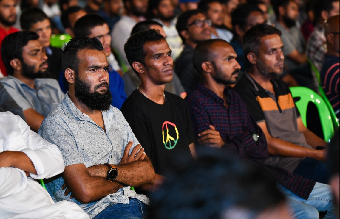 މާލެ: ޖެނުއަރީ 14، 2020: މަޝްހޫރު ދީނީ އިލްމުވެރިޔާ މުފްތީ މެންކް ރާއްޖެއަށް ކުރައްވަމުން ގެންދަވާ ދަތުރުފުޅުގައި މިރޭ އަލިމަސް ކާނިވާ ސްޓޭޖުގައި ދެއްވި ދީނީ ދަރުސްގެ ތެރެއިން.--- ފޮޓޯ: ހުސައިން ވަހީދު/މިހާރު