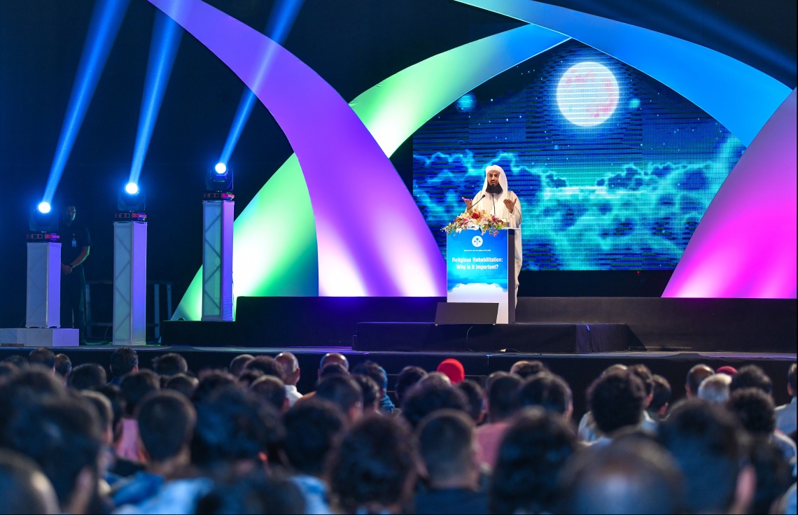 މާލެ: ޖެނުއަރީ 14، 2020: މަޝްހޫރު ދީނީ އިލްމުވެރިޔާ މުފްތީ މެންކް ރާއްޖެއަށް ކުރައްވަމުން ގެންދަވާ ދަތުރުފުޅުގައި މިރޭ އަލިމަސް ކާނިވާ ސްޓޭޖުގައި ދެއްވި ދީނީ ދަރުސްގެ ތެރެއިން.--- ފޮޓޯ: ހުސައިން ވަހީދު/މިހާރު