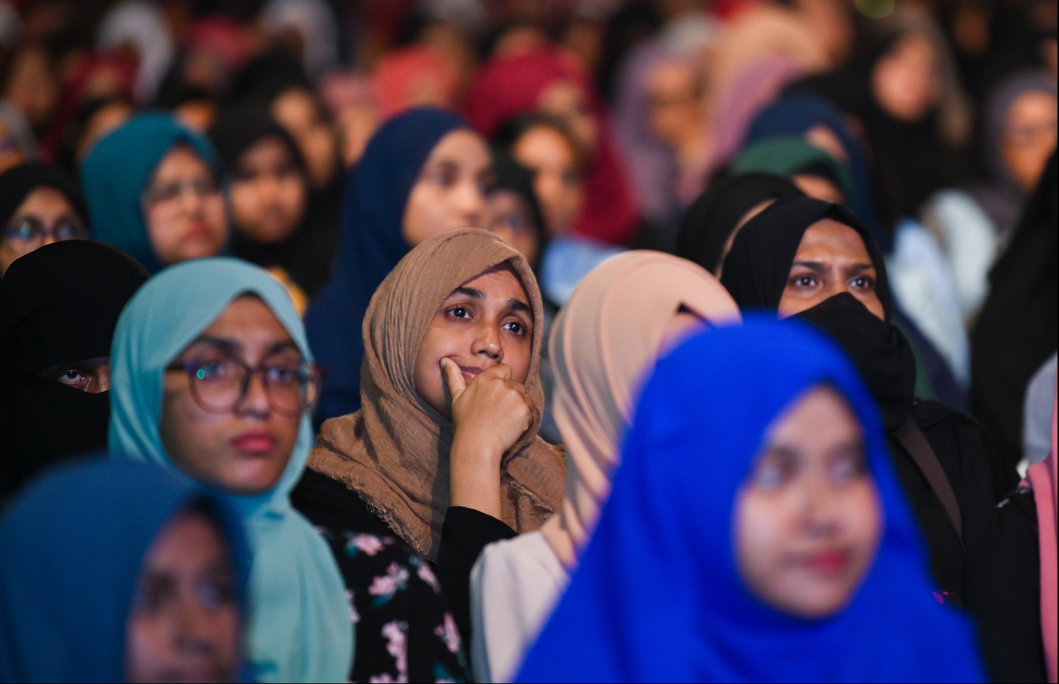 މެންކްގެ މިރޭގެ ދަރުސް، ބައެއް މީހުން ކަނުލައި އަޑުއަހަނީ.---ފޮޓޯ: ހުސައިން ވަހީދު/މިހާރު