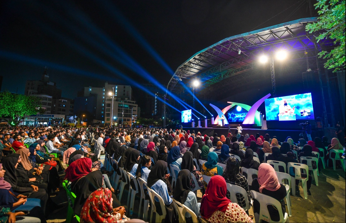 މާލެ: ޖެނުއަރީ 14، 2020: މަޝްހޫރު ދީނީ އިލްމުވެރިޔާ މުފްތީ މެންކް ރާއްޖެއަށް ކުރައްވަމުން ގެންދަވާ ދަތުރުފުޅުގައި މިރޭ އަލިމަސް ކާނިވާ ސްޓޭޖުގައި ދެއްވި ދީނީ ދަރުސްގެ ތެރެއިން.--- ފޮޓޯ: ހުސައިން ވަހީދު/މިހާރު