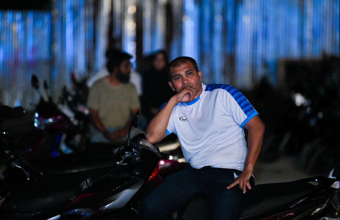 މާލެ: ޖެނުއަރީ 14، 2020: މަޝްހޫރު ދީނީ އިލްމުވެރިޔާ މުފްތީ މެންކް ރާއްޖެއަށް ކުރައްވަމުން ގެންދަވާ ދަތުރުފުޅުގައި މިރޭ އަލިމަސް ކާނިވާ ސްޓޭޖުގައި ދެއްވި ދީނީ ދަރުސްގެ ތެރެއިން.--- ފޮޓޯ: ހުސައިން ވަހީދު/މިހާރު