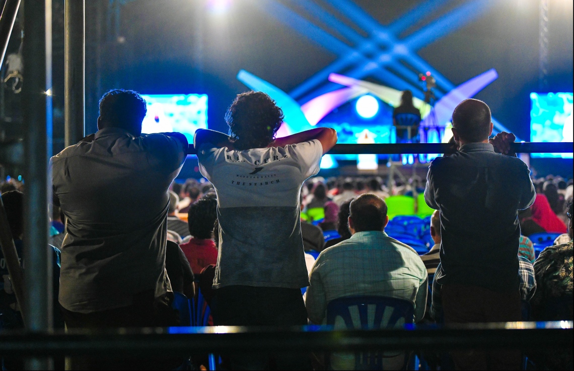 މާލެ: ޖެނުއަރީ 14، 2020: މަޝްހޫރު ދީނީ އިލްމުވެރިޔާ މުފްތީ މެންކް ރާއްޖެއަށް ކުރައްވަމުން ގެންދަވާ ދަތުރުފުޅުގައި މިރޭ އަލިމަސް ކާނިވާ ސްޓޭޖުގައި ދެއްވި ދީނީ ދަރުސްގެ ތެރެއިން.--- ފޮޓޯ: ހުސައިން ވަހީދު/މިހާރު