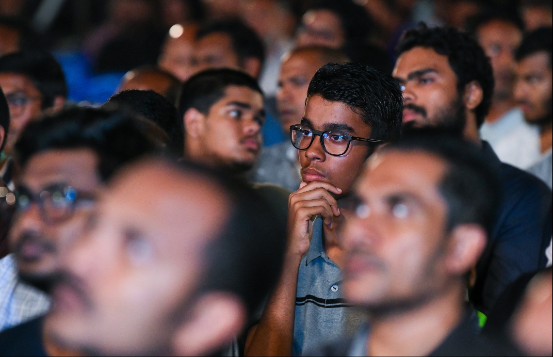 މާލެ: ޖެނުއަރީ 14، 2020: މަޝްހޫރު ދީނީ އިލްމުވެރިޔާ މުފްތީ މެންކް ރާއްޖެއަށް ކުރައްވަމުން ގެންދަވާ ދަތުރުފުޅުގައި މިރޭ އަލިމަސް ކާނިވާ ސްޓޭޖުގައި ދެއްވި ދީނީ ދަރުސްގެ ތެރެއިން.--- ފޮޓޯ: ހުސައިން ވަހީދު/މިހާރު