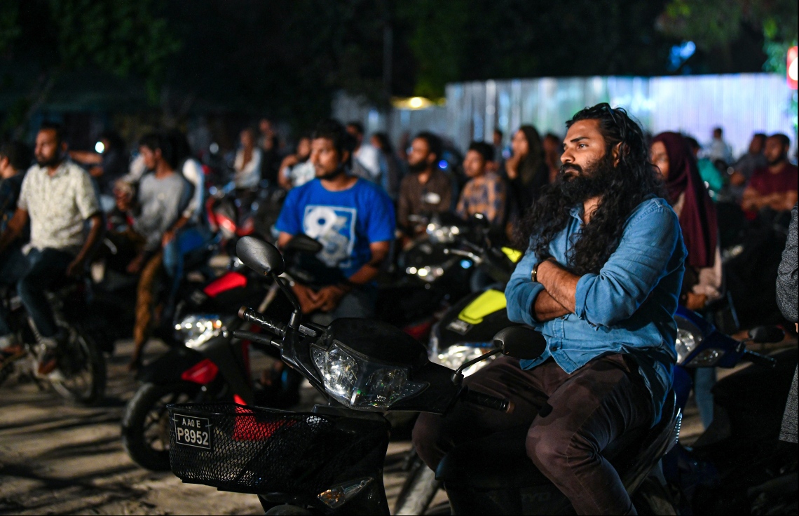 މާލެ: ޖެނުއަރީ 14، 2020: މަޝްހޫރު ދީނީ އިލްމުވެރިޔާ މުފްތީ މެންކް ރާއްޖެއަށް ކުރައްވަމުން ގެންދަވާ ދަތުރުފުޅުގައި މިރޭ އަލިމަސް ކާނިވާ ސްޓޭޖުގައި ދެއްވި ދީނީ ދަރުސްގެ ތެރެއިން.--- ފޮޓޯ: ހުސައިން ވަހީދު/މިހާރު