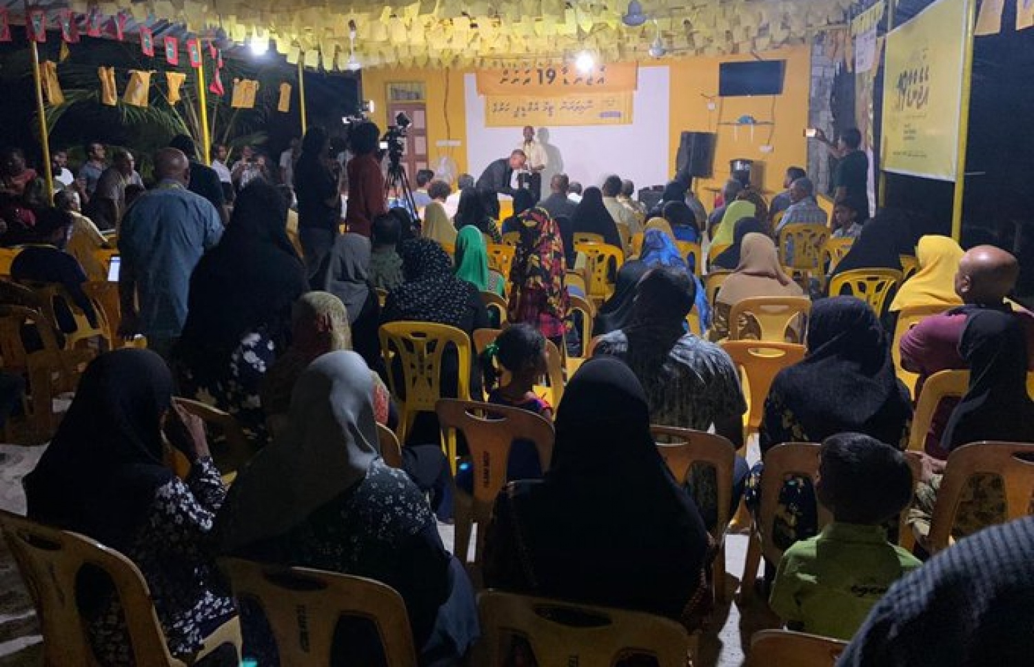 ކައުންސިލް އިންތިޚާބުގެ ކެމްޕޭނަށް ނޮޅިވަރަންގެ ރައްޔިތުންނާ އެމްޑީޕީގެ ހަރުގޭގައި ބައްދަލުކުރަނީ. --ފޮޓޯ/އެމްޑީޕީ