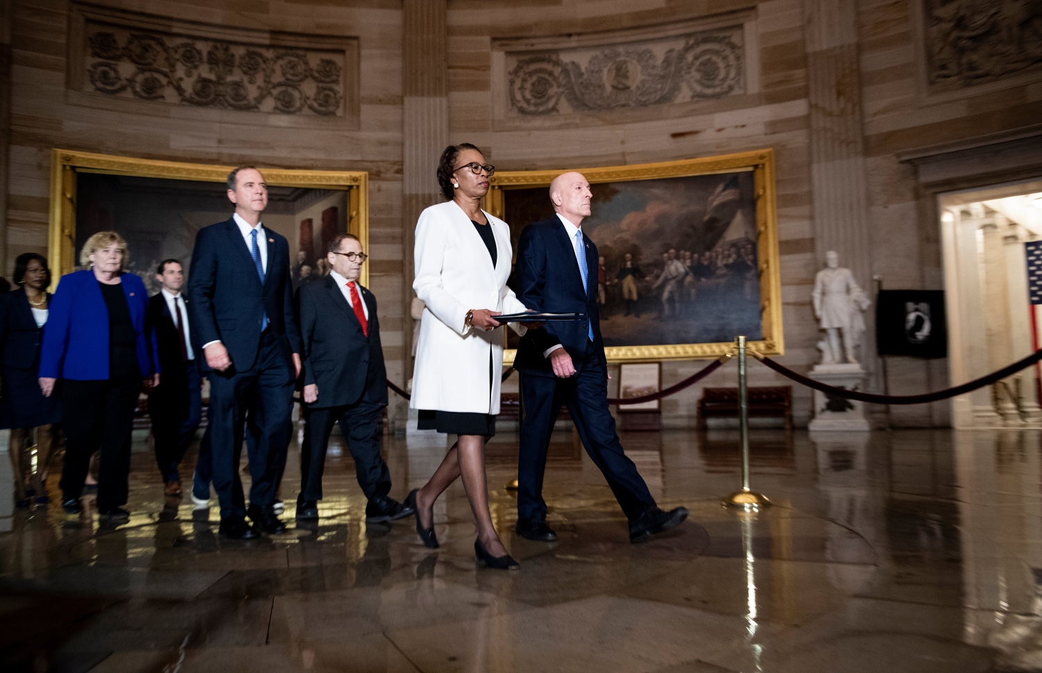 އިމްޕީޗްމަންޓް އާޓިކަލް ސެނެޓަށް ހަވާލު ކުރުމަށް ހައުސްގެ ކްލާކް އަދި އިމްޕީޗްމަންޓް މެނޭޖަރުން ދަނީ. --ފޮޓޯ:އޭއެފްޕީ