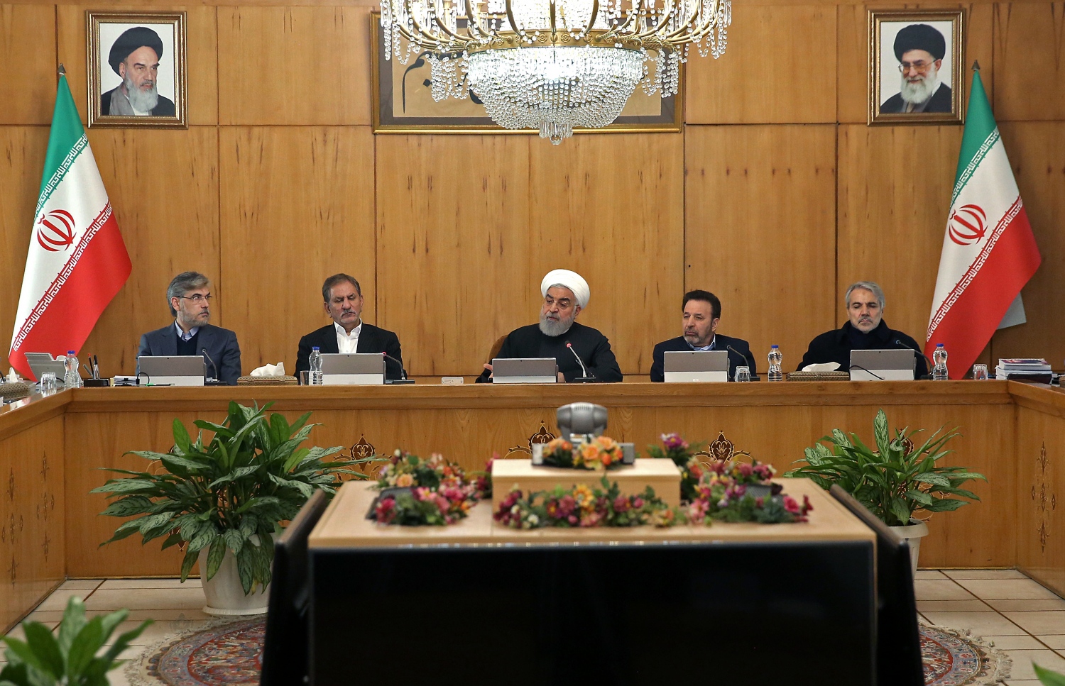 އީރާނުގެ ކެބިނެޓުގެ ބައްދަލުވުމެއްގެ ރިޔާސަތު ރައީސް ރޫހާނީ އިއްޔެ ބަލަހައްޓަވަނީ. --ފޮޓޯ:އޭއެފްޕީ