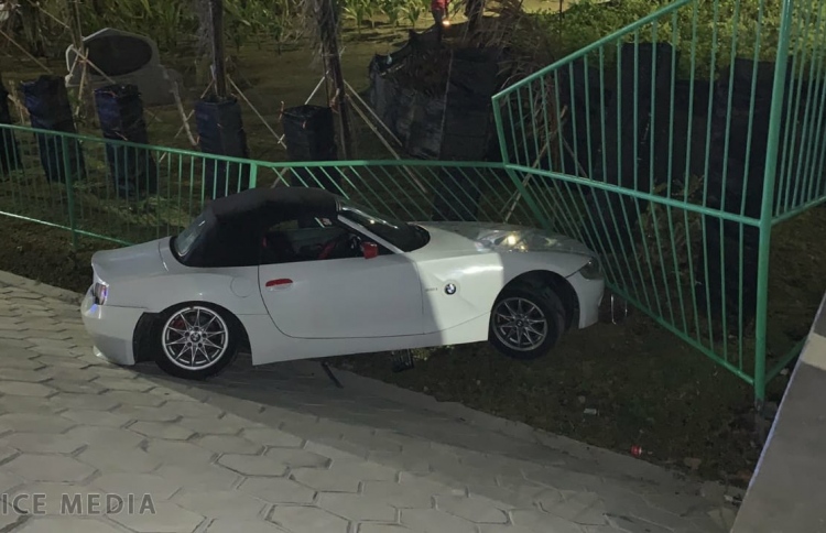 ބްރިޖަށް އަރަން ދިޔަ ކާރެއް ޕާކް ތެރެއަށް ވެއްޓިއްޖެ