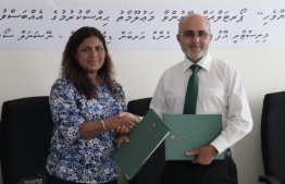 State Housing Minister Ahmed Nasheed (R) and NSPA's Deputy CEO Rugiyya Mohamed sign non-disclosure agreement on information sharing. PHOTO/HOUSING MINISTRY