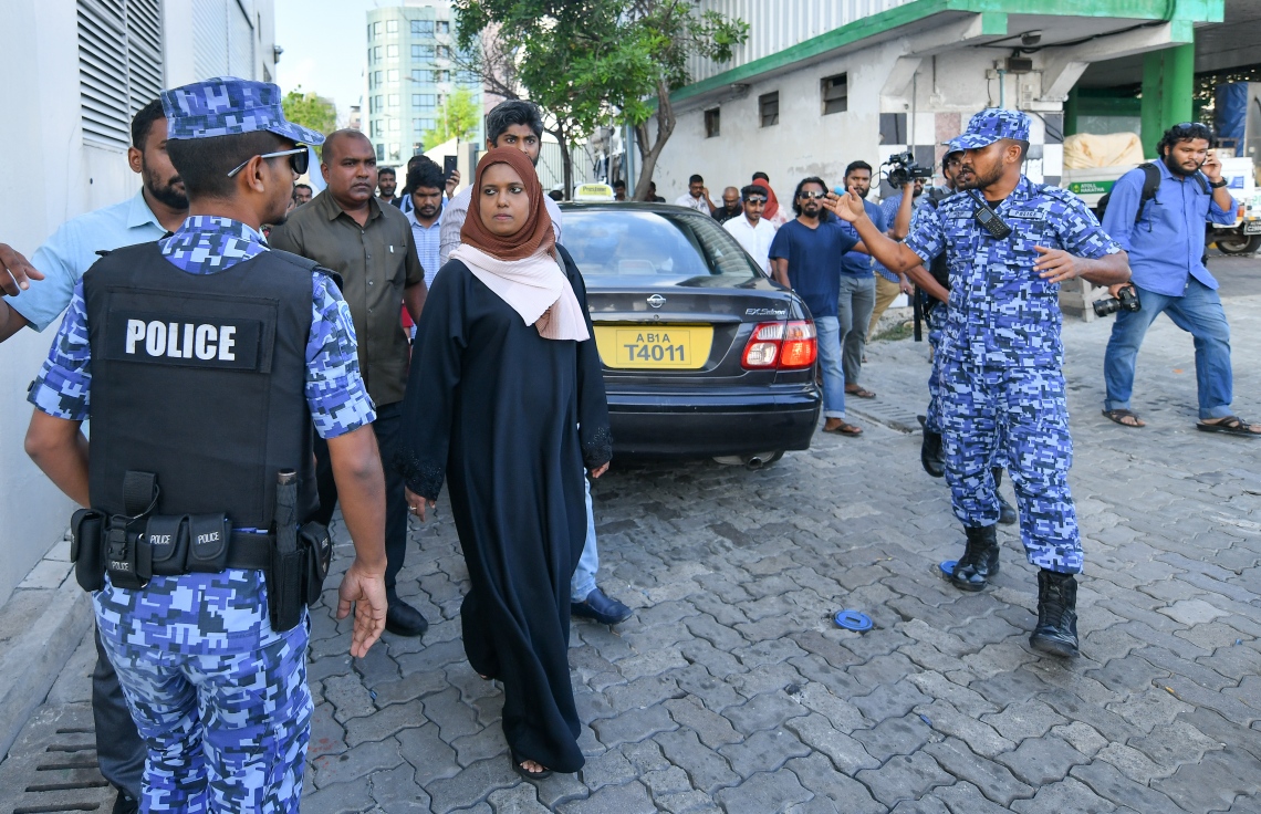 މާލެ ޖެނުއަރީ 17، 2020: ގއ. ކަނޑުހުޅުދޫގައި ދެ އަހަރުގެ އަންހެން ކުއްޖަކު ރޭޕް ކުރި މައްސަލަ އާއި ގުޅިގެން މިއަދު މާލޭގައި ޗައިލްޑް އެބިއުޒް އާ ދެކޮޅަށް ކުރި މުޒާހަރާގެ ތެރެއިން: އެއްވި މީހުން ވަނީ ޖެންޑަ މިނިސްޓްރީން އިހުމާލުވެފައިވާ ކަމަށް ބުނެ، އެތަނުގެ ވެރިން ވަގުތުން އިސްތިއުފާ ދިނުމަށް ގޮވާލައިފައި--. ފޮޓޯ:ނިޝާން އަލީ/މިހާރު