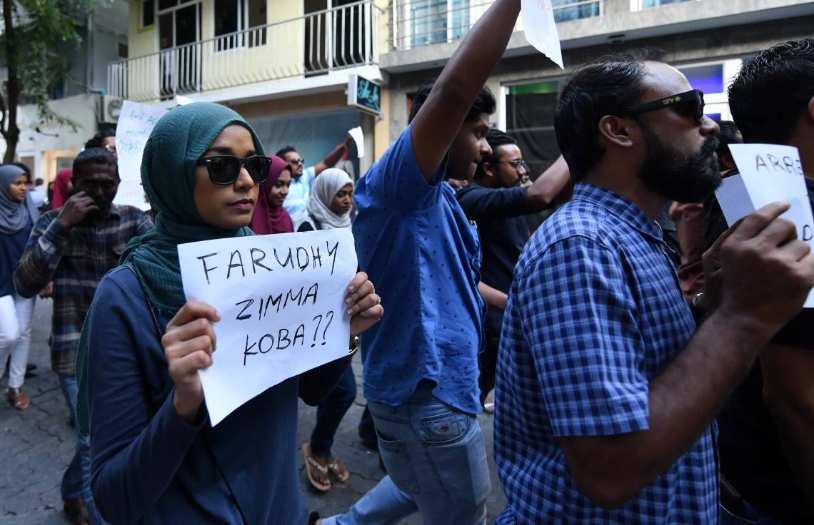 މާލެ ޖެނުއަރީ 17، 2020: ގއ. ކަނޑުހުޅުދޫގައި ދެ އަހަރުގެ އަންހެން ކުއްޖަކު ރޭޕް ކުރި މައްސަލަ އާއި ގުޅިގެން މިއަދު މާލޭގައި ޗައިލްޑް އެބިއުޒް އާ ދެކޮޅަށް ކުރި މުޒާހަރާގެ ތެރެއިން: އެއްވި މީހުން ވަނީ ޖެންޑަ މިނިސްޓްރީން އިހުމާލުވެފައިވާ ކަމަށް ބުނެ، އެތަނުގެ ވެރިން ވަގުތުން އިސްތިއުފާ ދިނުމަށް ގޮވާލައިފައި--. ފޮޓޯ:ނިޝާން އަލީ/މިހާރު