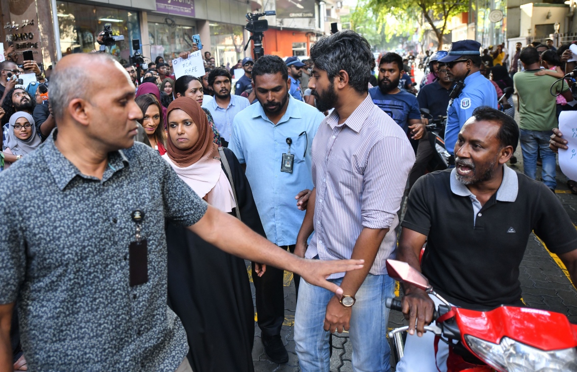 މާލެ ޖެނުއަރީ 17، 2020: ގއ. ކަނޑުހުޅުދޫގައި ދެ އަހަރުގެ އަންހެން ކުއްޖަކު ރޭޕް ކުރި މައްސަލަ އާއި ގުޅިގެން މިއަދު މާލޭގައި ޗައިލްޑް އެބިއުޒް އާ ދެކޮޅަށް ކުރި މުޒާހަރާގެ ތެރެއިން: އެއްވި މީހުން ވަނީ ޖެންޑަ މިނިސްޓްރީން އިހުމާލުވެފައިވާ ކަމަށް ބުނެ، އެތަނުގެ ވެރިން ވަގުތުން އިސްތިއުފާ ދިނުމަށް ގޮވާލައިފައި--. ފޮޓޯ:ނިޝާން އަލީ/މިހާރު