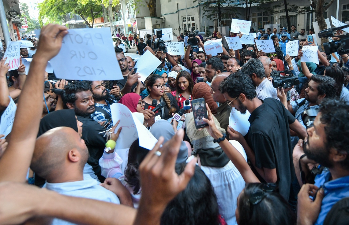 މާލެ ޖެނުއަރީ 17، 2020: ގއ. ކަނޑުހުޅުދޫގައި ދެ އަހަރުގެ އަންހެން ކުއްޖަކު ރޭޕް ކުރި މައްސަލަ އާއި ގުޅިގެން މިއަދު މާލޭގައި ޗައިލްޑް އެބިއުޒް އާ ދެކޮޅަށް ކުރި މުޒާހަރާގެ ތެރެއިން: އެއްވި މީހުން ވަނީ ޖެންޑަ މިނިސްޓްރީން އިހުމާލުވެފައިވާ ކަމަށް ބުނެ، އެތަނުގެ ވެރިން ވަގުތުން އިސްތިއުފާ ދިނުމަށް ގޮވާލައިފައި--. ފޮޓޯ:ނިޝާން އަލީ/މިހާރު