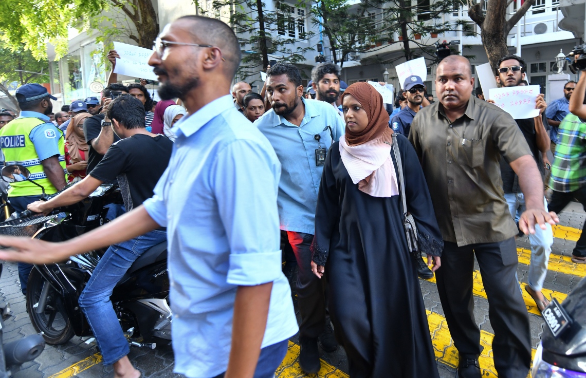 މާލެ ޖެނުއަރީ 17، 2020: ގއ. ކަނޑުހުޅުދޫގައި ދެ އަހަރުގެ އަންހެން ކުއްޖަކު ރޭޕް ކުރި މައްސަލަ އާއި ގުޅިގެން މިއަދު މާލޭގައި ޗައިލްޑް އެބިއުޒް އާ ދެކޮޅަށް ކުރި މުޒާހަރާގެ އެއްވެ ތިބި މީހުންނާ ބައްދަލު ކުރެއްވުމަށް ޖެންޑަ މިނިސްޓަރު ޝިދާތާ އެ ސަރަހައްދަށް ވަޑައިގެންނަވަނީ: އެއްވި މީހުން ވަނީ ޖެންޑަ މިނިސްޓްރީން އިހުމާލުވެފައިވާ ކަމަށް ބުނެ، އެތަނުގެ ވެރިން ވަގުތުން އިސްތިއުފާ ދިނުމަށް ގޮވާލައިފައި--. ފޮޓޯ:ނިޝާން އަލީ/މިހާރު