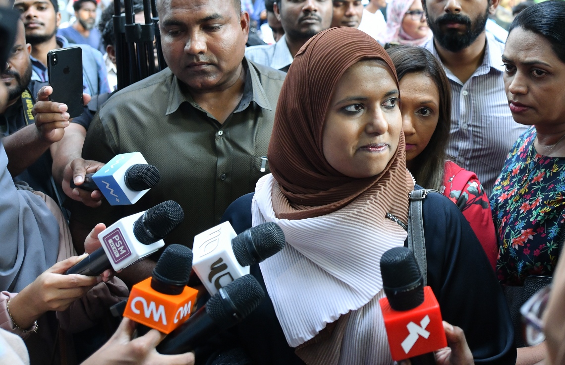 މާލެ ޖެނުއަރީ 17، 2020: ގއ. ކަނޑުހުޅުދޫގައި ދެ އަހަރުގެ އަންހެން ކުއްޖަކު ރޭޕް ކުރި މައްސަލަ އާއި ގުޅިގެން މިއަދު މާލޭގައި ޗައިލްޑް އެބިއުޒް އާ ދެކޮޅަށް ކުރި މުޒާހަރާގެ އެއްވެ ތިބި މީހުންނާއި ޖެންޑަ މިނިސްޓަރު ޝިދާތާ އެ ސަރަހައްދަށް ވަޑައިގެން ބައްދަލު ކުރައްވަނީ: އެއްވި މީހުން ވަނީ ޖެންޑަ މިނިސްޓްރީން އިހުމާލުވެފައިވާ ކަމަށް ބުނެ، އެތަނުގެ ވެރިން ވަގުތުން އިސްތިއުފާ ދިނުމަށް ގޮވާލައިފައި--. ފޮޓޯ:ނިޝާން އަލީ/މިހާރު