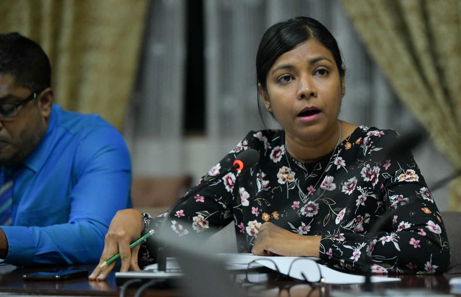 މެމްބަރު ރޮޒައިނާ އާދަމް ކޮމެޓީގައި ވާހަކަ ދައްކަވަނީ-- ފޮޓޯ: ނިޝާން އަލީ/މިހާރު