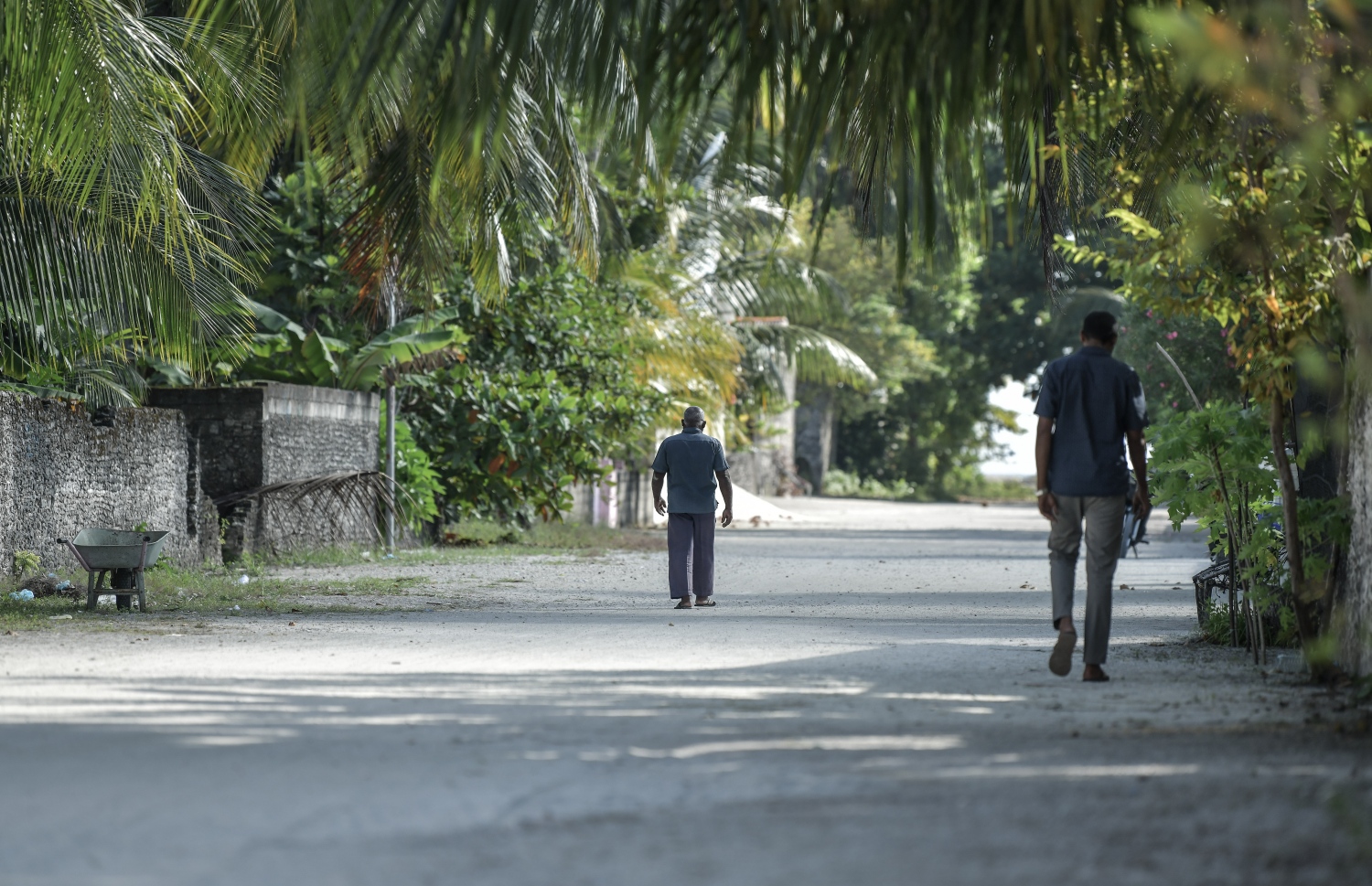 ކަނޑުހުޅުދޫގައި ދެ މީހަކު ހިނގާފައި ދަނީ. --ފޮޓޯ/މިހާރު