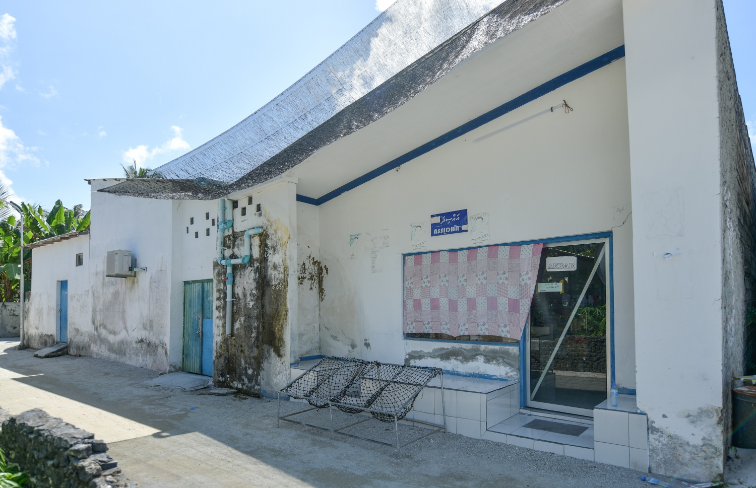 ދެ އަހަރުގެ ކުއްޖާ އަށް ޖިންސީ ގޯނާކުރި ކަމަށް ތުހުމަކުރާ ތިން މީހުން ދިރިއުޅު ގެ: މި ގޭގެ ފިހާރައިގެ މައި ދޮރު ބަންދުކޮށް އެެތެރެއަށް ވަންނަން ޖެހެނީ ގޭތެރެއިން ލާފައި. --ފޮޓޯ: ނިޝާން އަލީ/މިހާރު