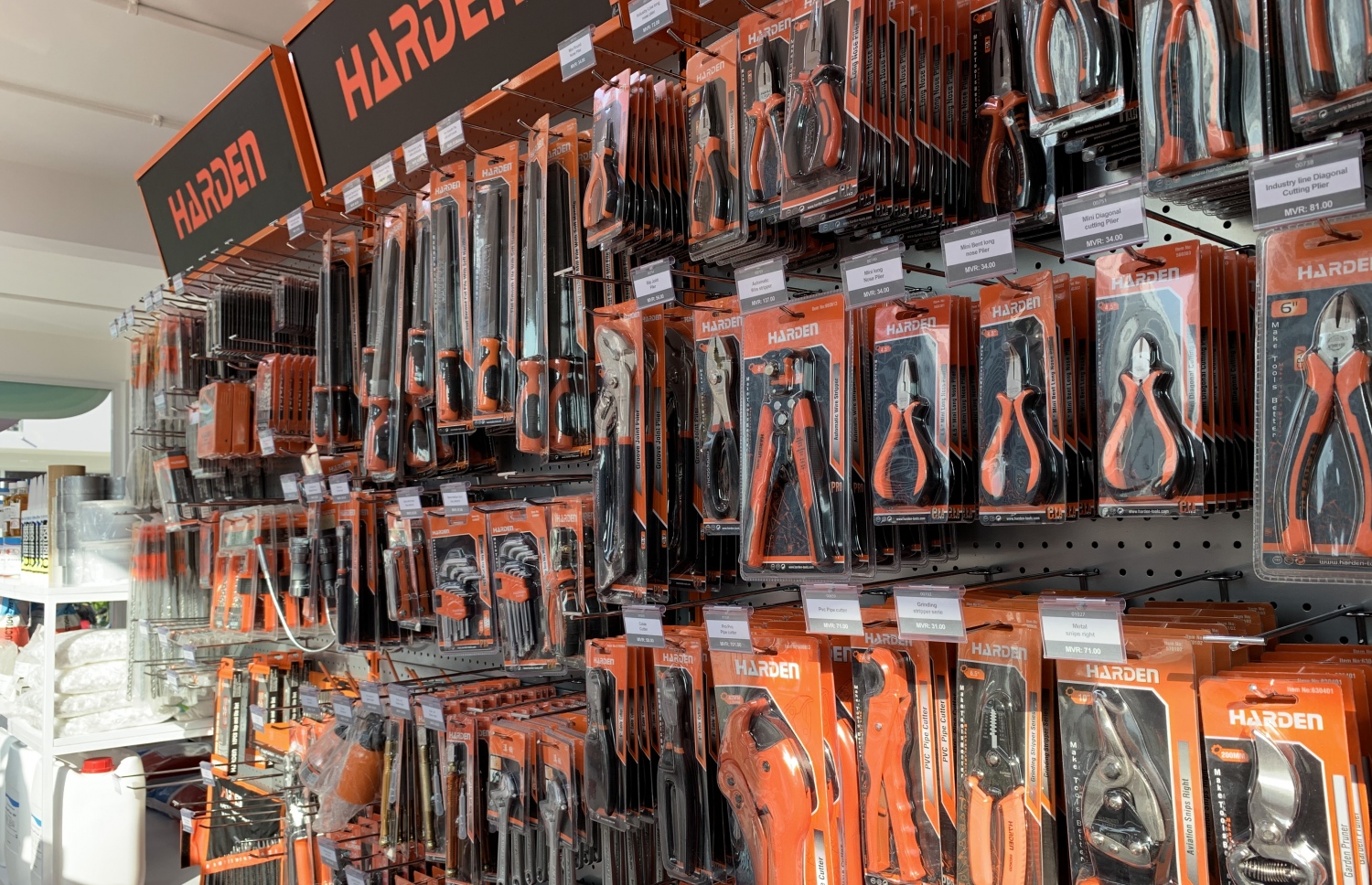 އައިވްސް އިން ވިއްކާ ހާޑެން ބްރޭންޑުގެ ބައެއް ސާމާނު ޑިސްޕްލޭ ކޮށްފައި-- ފޮޓޯ: މިހާރު