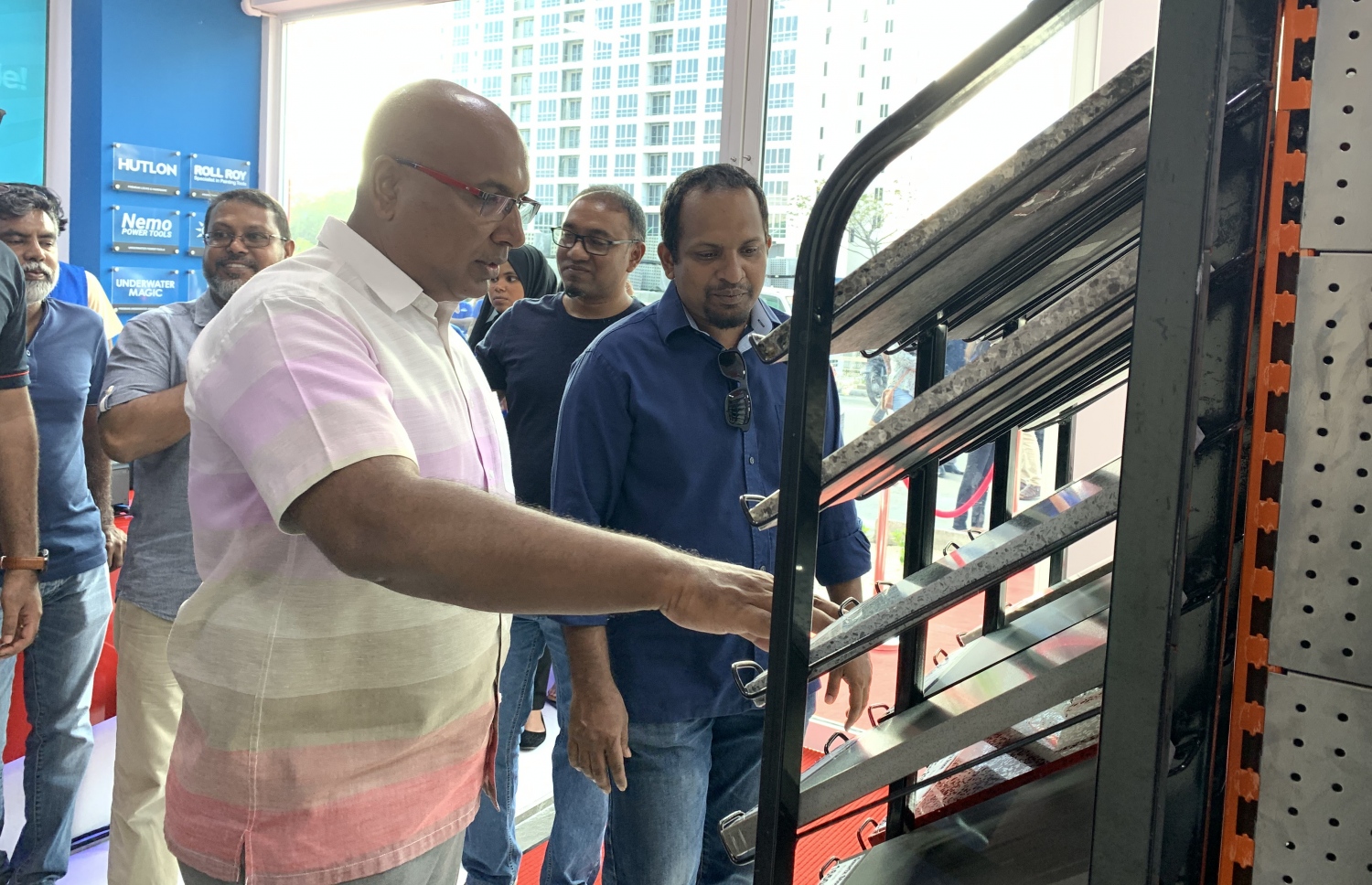 އެޗްޑީސީގެ އެމްޑީ (ވ) އާއި އައިވްސްގެ އެމްޑީ (ކ) ފިހާރައިގެ އުފެއްދުންތައް ބަލާލަނީ-- ފޮޓޯ: މިހާރު