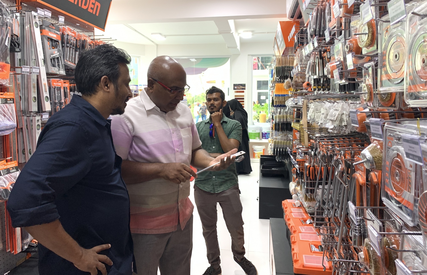 އައިވްސް ހުޅުވުން