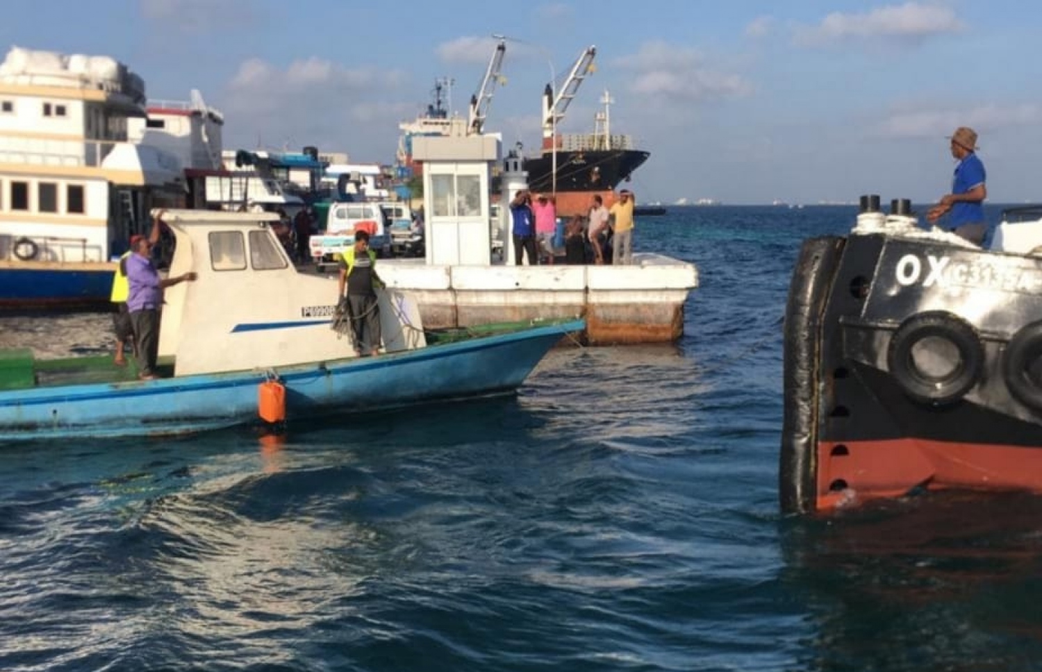 މާލޭގެ މަސް މާރުކޭޓާ ދިމާލުގެ ފަޅުތެރޭގައި ހުރި ގިނަ ދުވަސްވީ ދޯނިތައް ނެގުމުގެ މަސައްކަތް މިއަދު ކުރަނީ.---ފޮޓޯ: ސިޓީ ކައުންސިލް