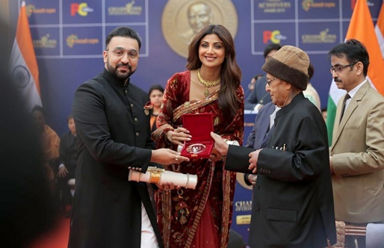 ޝިލްޕާ އެވޯޑާ ހަވާލުވާ އިރު، ފިރިމީހާ ރާޖް ކުންދުރާ ވެސް ކައިރީގައި.