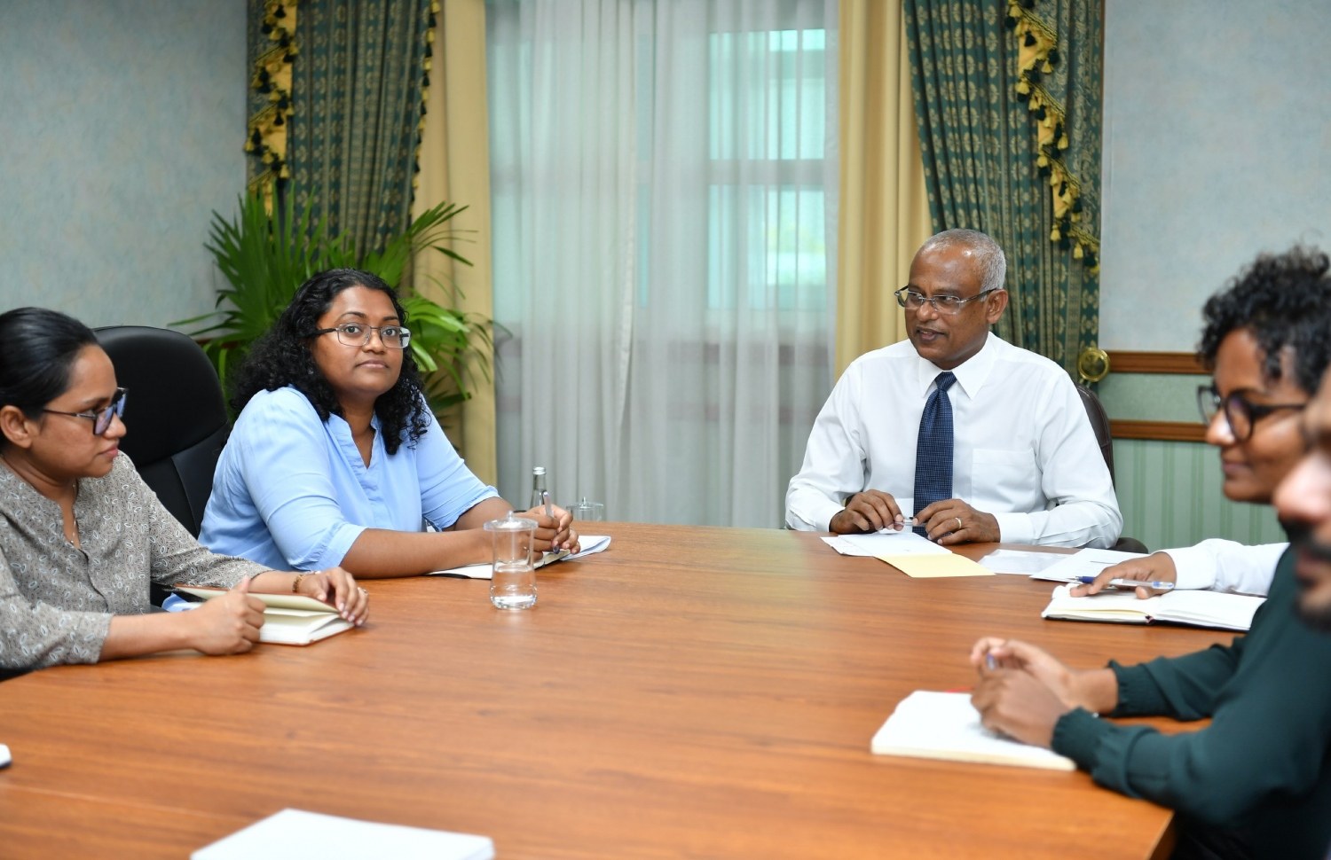 އޭސީސީގެ ކުރީގެ މެމްބަރުން، ރައީސް އިބްރާހިމް މުހައްމަދު ސޯލިހާ ބައްދަލުކުރައްވަނީ.-- ފައިލް ފޮޓޯ: ރައީސް އޮފީސް