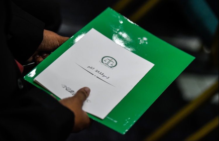 ކްރިމިނަލް ކޯޓުގެ ގާޒީ ކަމަށް 10 ބޭފުޅެއް