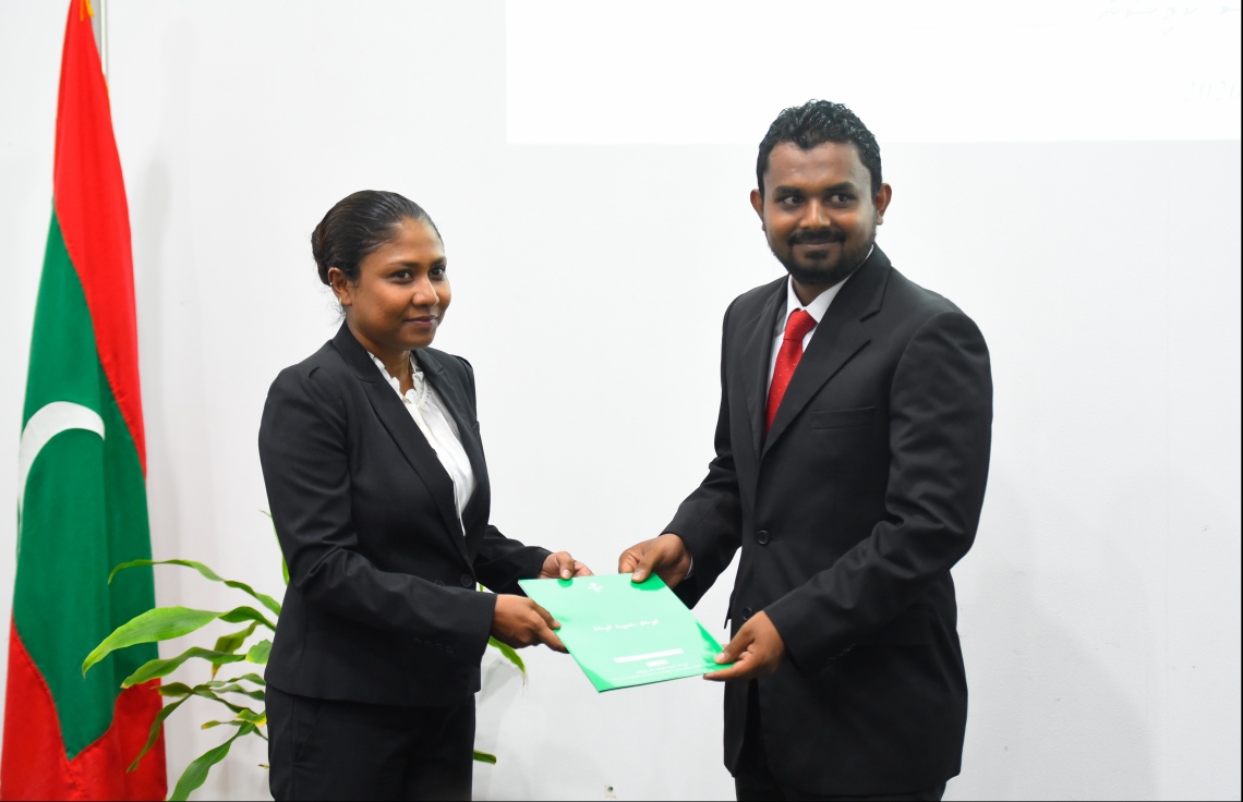 މާލެ: ޖެނުއަރީ 21، 2020: ކޯޓުތަކަށް އަލަށް އައްޔަން ކުރި ހަތް ފަނޑިޔާރުން ހުވާކުރުމުމަށް ޑިޕާޓްމަންޓް އޮފް ޖުޑިޝަލްް އެޑްމިނިސްޓްރޭޝަންގައި ބޭއްވި ރަސްމިއްޔާތުގެ ތެރެއިން-- ފޮޓޯ: ހުސައިން ވަހީދު/ މިހާރު