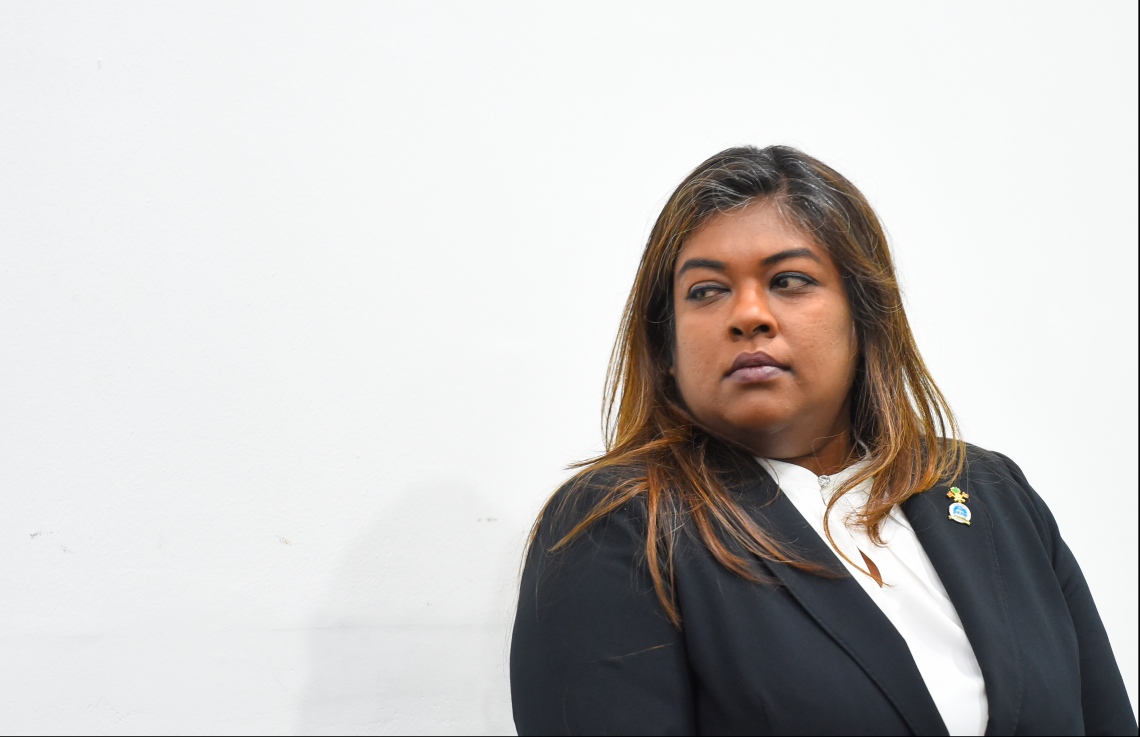 މާލެ: ޖެނުއަރީ 21، 2020: ކޯޓުތަކަށް އަލަށް އައްޔަން ކުރި ހަތް ފަނޑިޔާރުން ހުވާކުރުމުމަށް ޑިޕާޓްމަންޓް އޮފް ޖުޑިޝަލްް އެޑްމިނިސްޓްރޭޝަންގައި ބޭއްވި ރަސްމިއްޔާތުގައި ސުޕްރީމް ކޯޓުގެ ފަނޑިޔާރު އާއިޝާ ޝުޖޫން މުހައްމަދު ބައިވެރިވެ ވަޑައިގަންނަވަނީ.---ފޮޓޯ: ހުސައިން ވަހީދު/މިހާރު