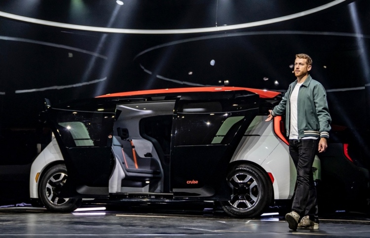 ޑްރައިވަރަކާ ނުލައި ދުއްވޭ ތަފާތު ކާރެއް