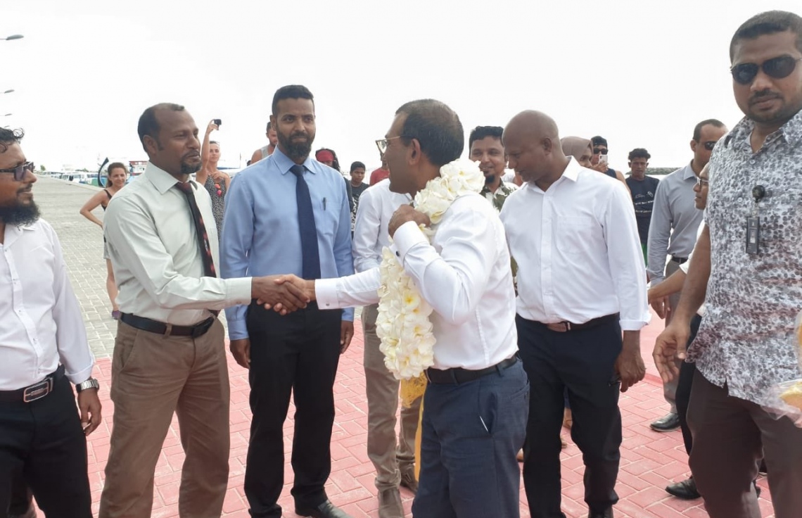 ކ. ގުރައިދޫ: ޖެނުއަރީ 22، 2020: ކ. ގުރައިދޫ އެމްޑީޕީ ޖަގަހަ ހުޅުވުމަށް ރައްޔިތުން މަޖިލީހުގެ ރައީސް މުހައްމަދު ނަޝީދު އެ ރަށަށް ވަޑައިގަތުމުން، އެރަށުގެ އިސްވެރިން އެމަނިކުފާނަށް މަރުހަބާ ދަންނަވަނީ.-- ފޮޓޯ: އެމްޑީޕީ