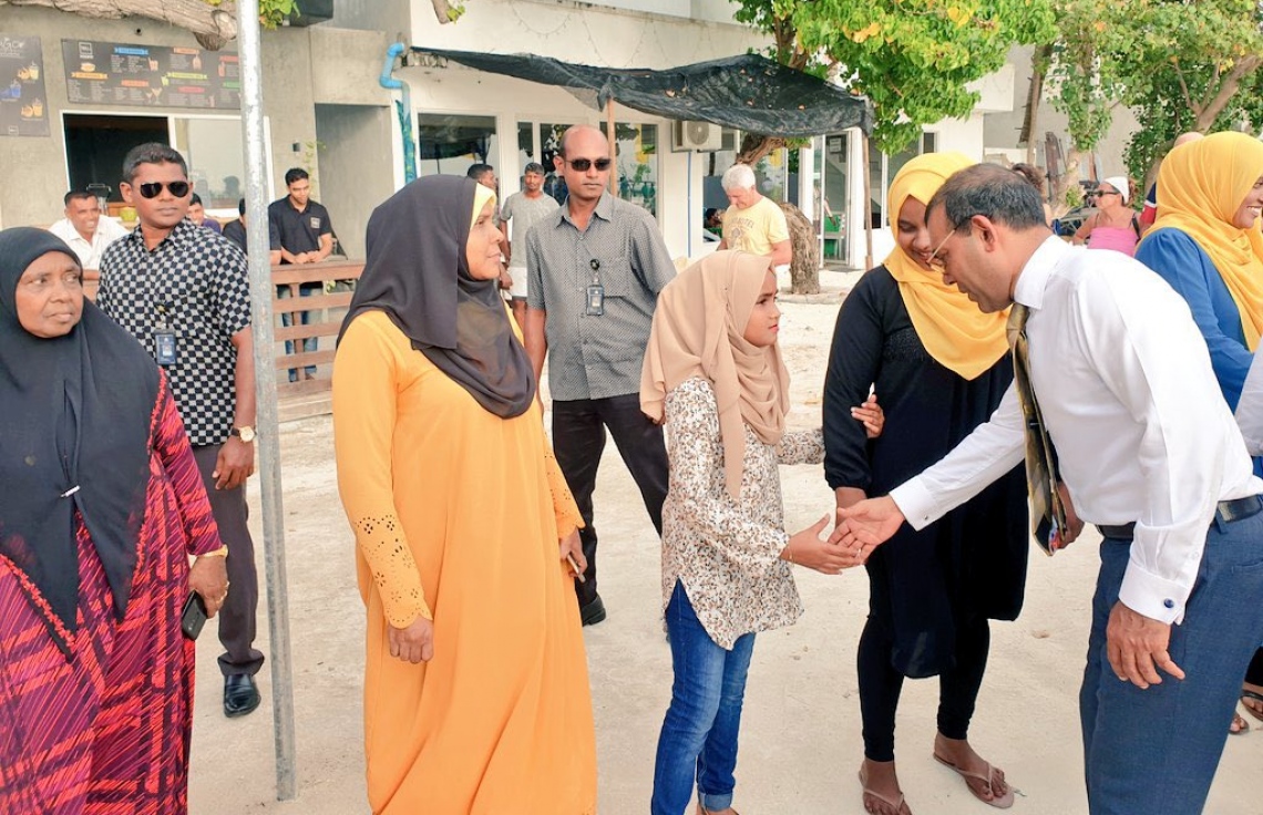 ކ. ގުރައިދޫ: ޖެނުއަރީ 22، 2020: ކ. ގުރައިދޫ އެމްޑީޕީ ޖަގަހަ ހުޅުވުމަށް ރައްޔިތުން މަޖިލީހުގެ ރައީސް މުހައްމަދު ނަޝީދު އެ ރަށަށް ވަޑައިގަތުމުން، އެރަށުގެ ބައެއް މީހުން އެމަނިކުފާނަށް މަރުހަބާ ދަންނަވަނީ.-- ފޮޓޯ: އެމްޑީޕީ