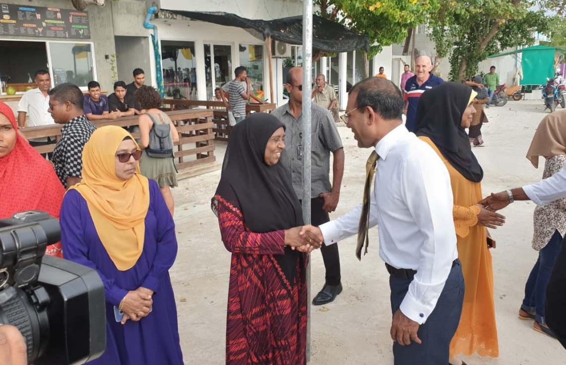 ކ. ގުރައިދޫ: ޖެނުއަރީ 22، 2020: ކ. ގުރައިދޫ އެމްޑީޕީ ޖަގަހަ ހުޅުވުމަށް ރައްޔިތުން މަޖިލީހުގެ ރައީސް މުހައްމަދު ނަޝީދު އެ ރަށަށް ވަޑައިގަތުމުން، އެރަށުގެ ބައެއް މީހުން އެމަނިކުފާނަށް މަރުހަބާ ދަންނަވަނީ.-- ފޮޓޯ: އެމްޑީޕީ