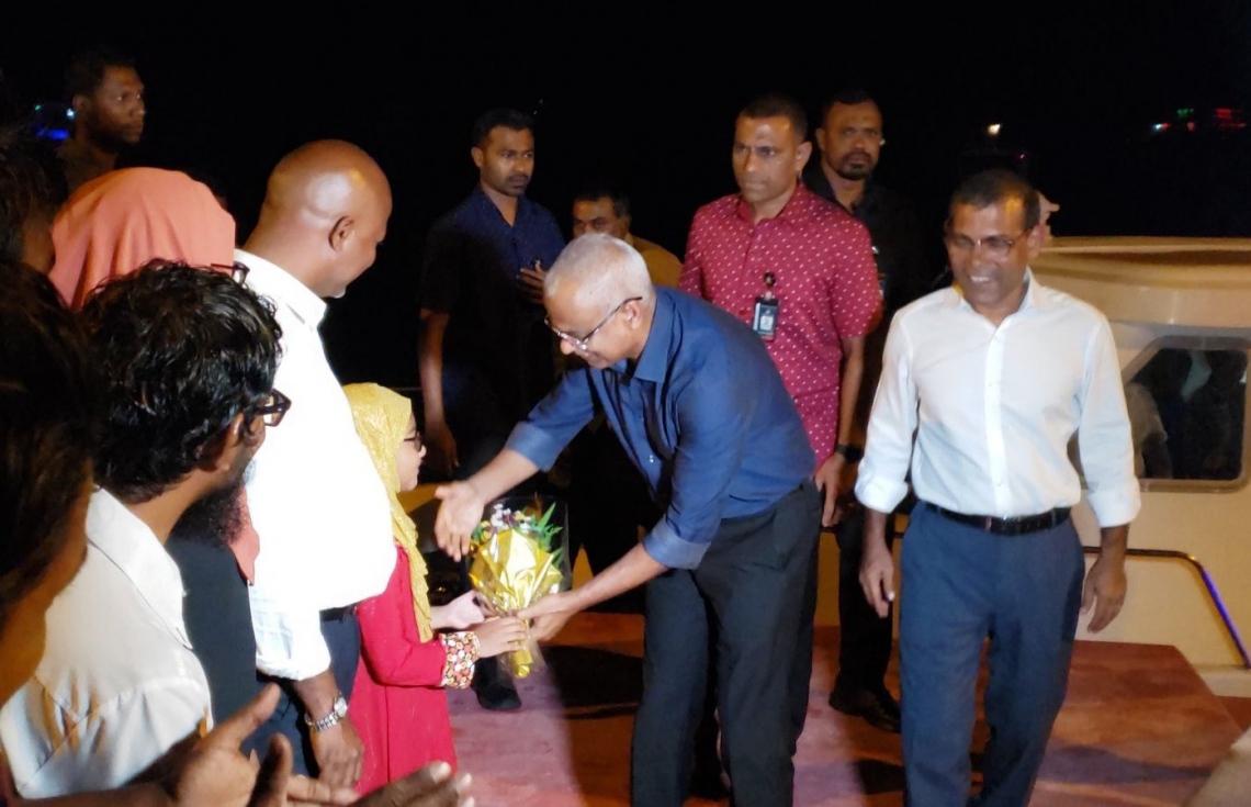 ކ. ގުރައިދޫ: ޖެނުއަރީ 22، 2020: ކ. ގުރައިދޫ އެމްޑީޕީ ޖަގަހަ ހުޅުވުމަށް ރައީސް އިބްރާހިމް މުހައްމަަދު ސޯލިހު އެ ރަށަށް ވަޑައިގަތުމުން، އެރަށުގެ ބައެއް މީހުން އެމަނިކުފާނަށް މަރުހަބާ ދަންނަވަނީ.-- ފޮޓޯ: އެމްޑީޕީ