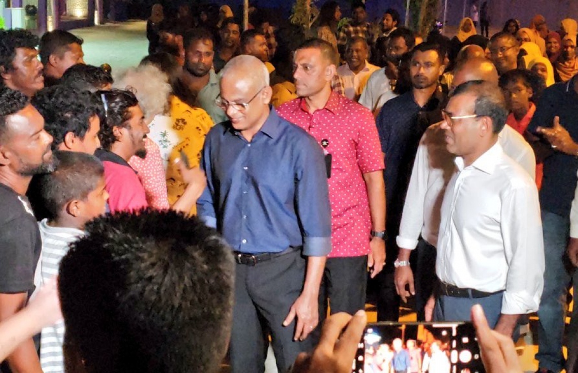 ކ. ގުރައިދޫ: ޖެނުއަރީ 22، 2020: ކ. ގުރައިދޫ އެމްޑީޕީ ޖަގަހަ ހުޅުވުމަށް ރައީސް އިބްރާހިމް މުހައްމަަދު ސޯލިހު އެ ރަށަށް ވަޑައިގަތުމުން، އެރަށުގެ ބައެއް މީހުން އެމަނިކުފާނަށް މަރުހަބާ ދަންނަވަނީ.-- ފޮޓޯ: އެމްޑީޕީ