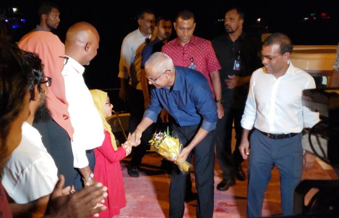 ކ. ގުރައިދޫ: ޖެނުއަރީ 22، 2020: ކ. ގުރައިދޫ އެމްޑީޕީ ޖަގަހަ ހުޅުވުމަށް ރައީސް އިބްރާހިމް މުހައްމަަދު ސޯލިހު އެ ރަށަށް ވަޑައިގަތުމުން، އެރަށުގެ ބައެއް މީހުން އެމަނިކުފާނަށް މަރުހަބާ ދަންނަވަނީ.-- ފޮޓޯ: އެމްޑީޕީ