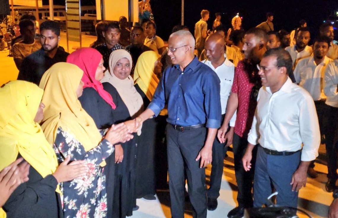 ކ. ގުރައިދޫ: ޖެނުއަރީ 22، 2020: ކ. ގުރައިދޫ އެމްޑީޕީ ޖަގަހަ ހުޅުވުމަށް ރައީސް އިބްރާހިމް މުހައްމަަދު ސޯލިހު އެ ރަށަށް ވަޑައިގަތުމުން، އެރަށުގެ ބައެއް މީހުން އެމަނިކުފާނަށް މަރުހަބާ ދަންނަވަނީ.-- ފޮޓޯ: އެމްޑީޕީ