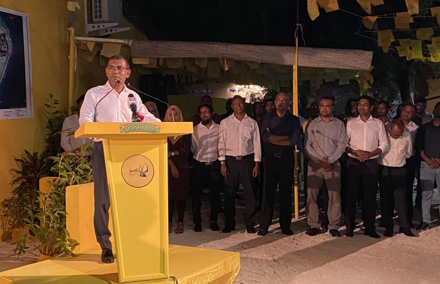 އެމްޑީޕީގެ ކެމްޕޭނެއްގައި ރައީސް ނަޝީދު ވާހަކަ ދައްކަވާއިރު ރައީސާއި ޕާޓީގެ އިސް ބޭފުޅުން އަޑުއައްސަަވަނީ.