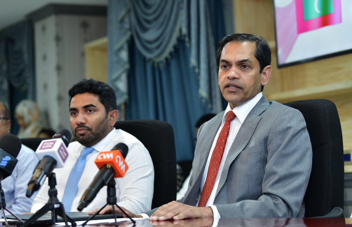 އިންޑިއާއިން ރާއްޖެއަށް ހިމަބިހިން ދިފާއުވުމަށް ދޭ ވެކްސިންގެ 30،000 ޑޯޒް ހަދިޔާކުރަން ބޭއްވި ރަސްމިއްޔާތުގައި، އެ ގައުމުން ރާއްޖެ ކަނޑައަޅާފައި ހުންނަވާ ސަފީރު ސުންޖޭ ސުދިރް ވާހަކަދައްކަވަނީ.-- ފޮޓޯ: ނިޝާން އަލީ/ މިހާރު