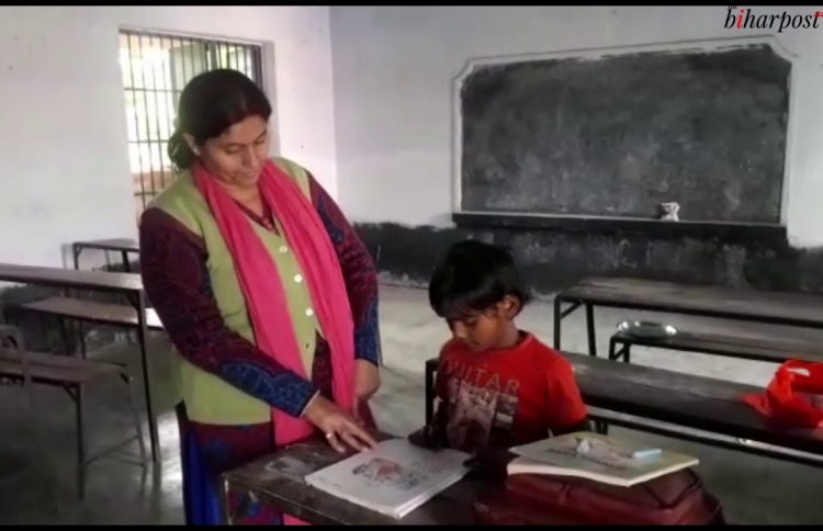 އިންޑިއާގެ ސްކޫލެއްގައި އެންމެ ދަރިވަރަކާއި ދެ ޓީޗަރުން