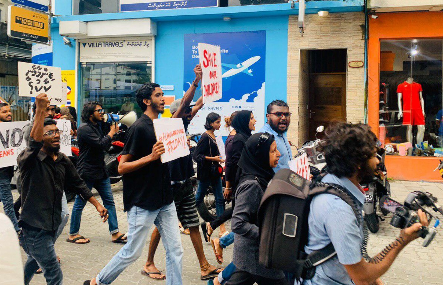 ކުޑަ ކުދިންނަށް ކުރާ ޖިންސީ ގޯނާއާ ދެކޮޅަށް ޒުވާނުންތަކެއް އަޑު އުފުލަނީ: --ފޮޓޯ/އެމްވީކްރައިސިސް