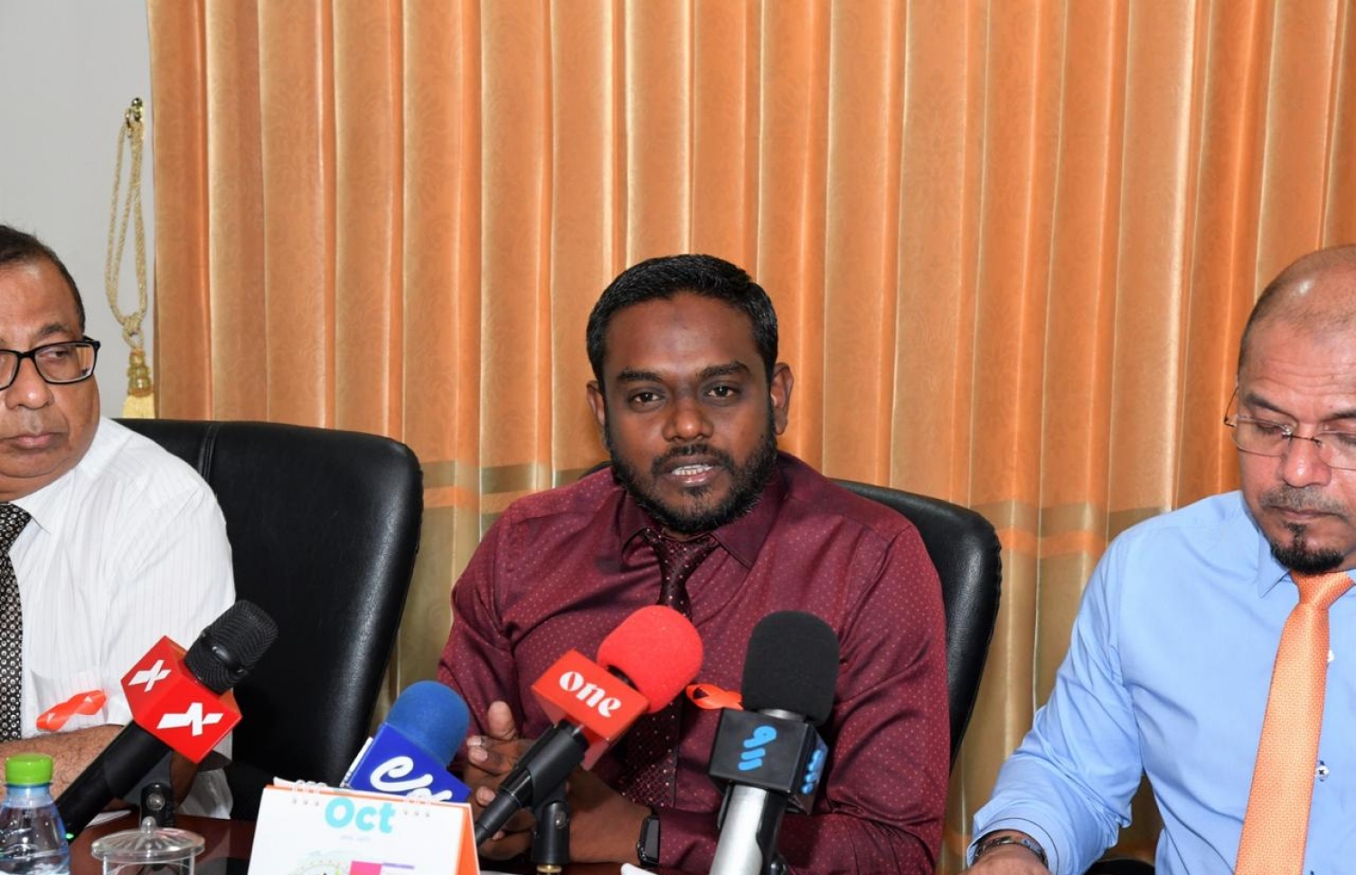 އީސީގެ ނައިބު ރައީސް އަކްރަމް: މާލޭގެ ދާއިރާތައް ބެހީ އެ ކޮމިޝަންގެ މެމްބަރު ފުއާދު ވެސް ބައިވެރިވުމާ އެކު ކަމަށް އަކްރަމް ވިދާޅުވި. އޭނާ އެހެން ވިދާޅުވެ ރައްދު ދެއްވީ، ދާއިރާތައް ބަހާފައިވާ ގޮތާ މެދު ފުއާދު ވެސް ފަހުން ހިތްހަމަޖެހިވަަޑައިނުގެން ޓުވީޓް ކުރެއްވުމުން.