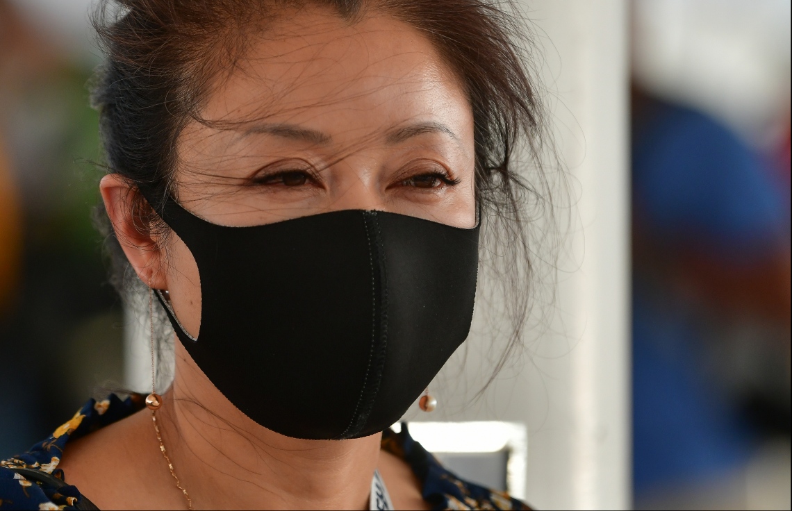 ވެލާނާ އިންޓަނޭޝަނަލް އެއާޕޯޓް: ޖެނުއަރީ 25، 2020- ދުނިޔޭގެ އެކި ހިސާބުތަކުގައި ފެތުރެމުންދާ ކޮރޯނާ ވައިރަސް އިން ރައްކާތެރިވުމުގެ ގޮތުން، ފުރަން ދިޔަ ޓޫރިސްޓަކު މާސްކް އަޅައިގެން: މި ވައިރަސް އަށް ޝައްކު ކުރެވޭ އެއްވެސް މީހަކު އަދި ރާއްޖެ އިން ނުފެންނަ ކަމަށް އެޗްޕީއޭ އިން މިއަދު ބުނި.--- ފޮޓޯ: ހުސައިން ވަހީދު /މިހާރު