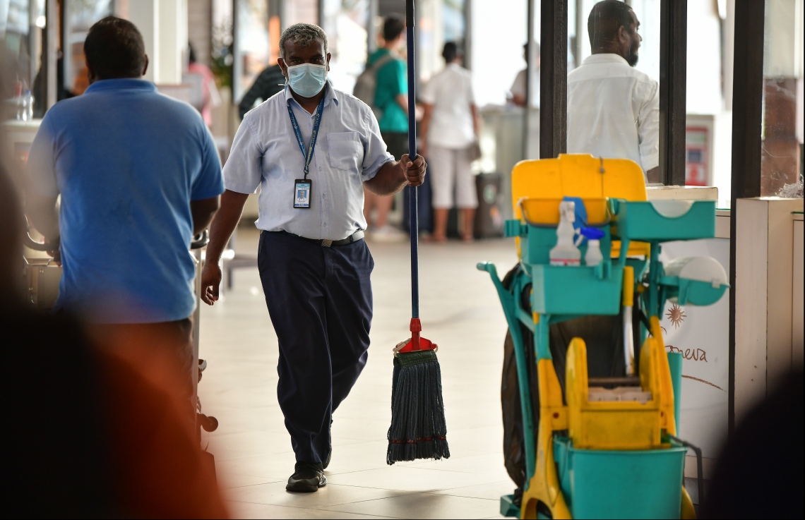 ވެލާނާ އިންޓަނޭޝަނަލް އެއާޕޯޓް: ޖެނުއަރީ 25، 2020- ދުނިޔޭގެ އެކި ހިސާބުތަކުގައި ފެތުރެމުންދާ ކޮރޯނާ ވައިރަސް އިން ރައްކާތެރިވުމުގެ ގޮތުން، އެއާޕޯޓުގެ މުވައްޒަފަކު މާސްކް އަޅައިގެން މަސައްކަތުގައި: މި ވައިރަސް އަށް ޝައްކު ކުރެވޭ އެއްވެސް މީހަކު އަދި ރާއްޖެ އިން ނުފެންނަ ކަމަށް އެޗްޕީއޭ އިން މިއަދު ބުނި.--- ފޮޓޯ: ހުސައިން ވަހީދު /މިހާރު